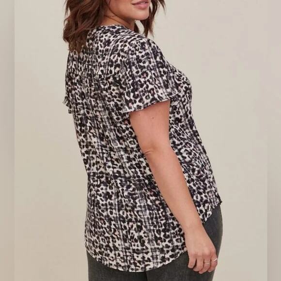 Torrid | Abstract Leopard-Print Keyhole-Neck Flutter-Sleeve Georgette Blouse Top - Picture 3 of 12